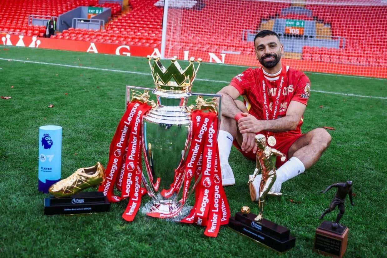 萨拉赫利物浦生涯15瞬间:戴皇冠晒奖杯 NEVERGIVEUP